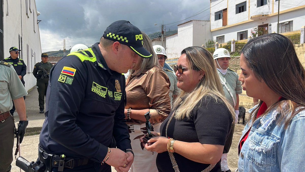 PoliciaUNIPEP's tweet photo. #Hoy, en el municipio de #Guaca, #Santander, el Grupo Territorial para la Paz de @PoliciaStander, en articulación con la @GobdeSantander, realizó la develación de una placa conmemorativa como símbolo de respeto a las víctimas del conflicto armado en este municipio. #S2D https://t.co/gpf4GfB0xL
