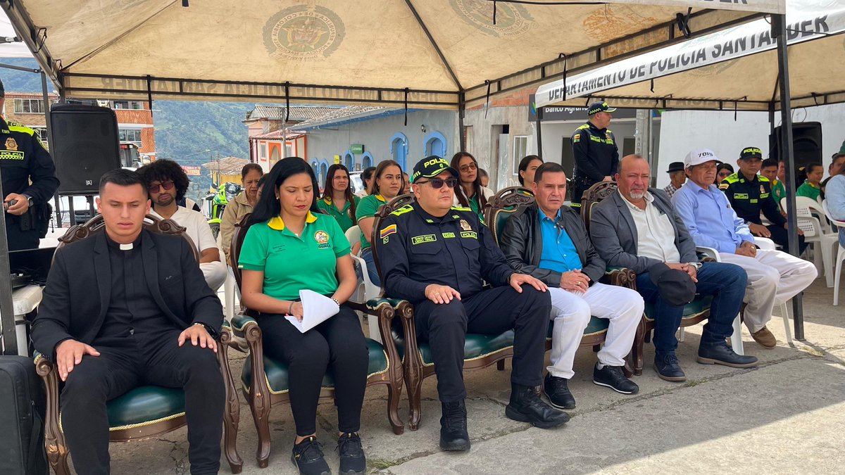 PoliciaUNIPEP's tweet photo. #Hoy, en el municipio de #Guaca, #Santander, el Grupo Territorial para la Paz de @PoliciaStander, en articulación con la @GobdeSantander, realizó la develación de una placa conmemorativa como símbolo de respeto a las víctimas del conflicto armado en este municipio. #S2D https://t.co/gpf4GfB0xL