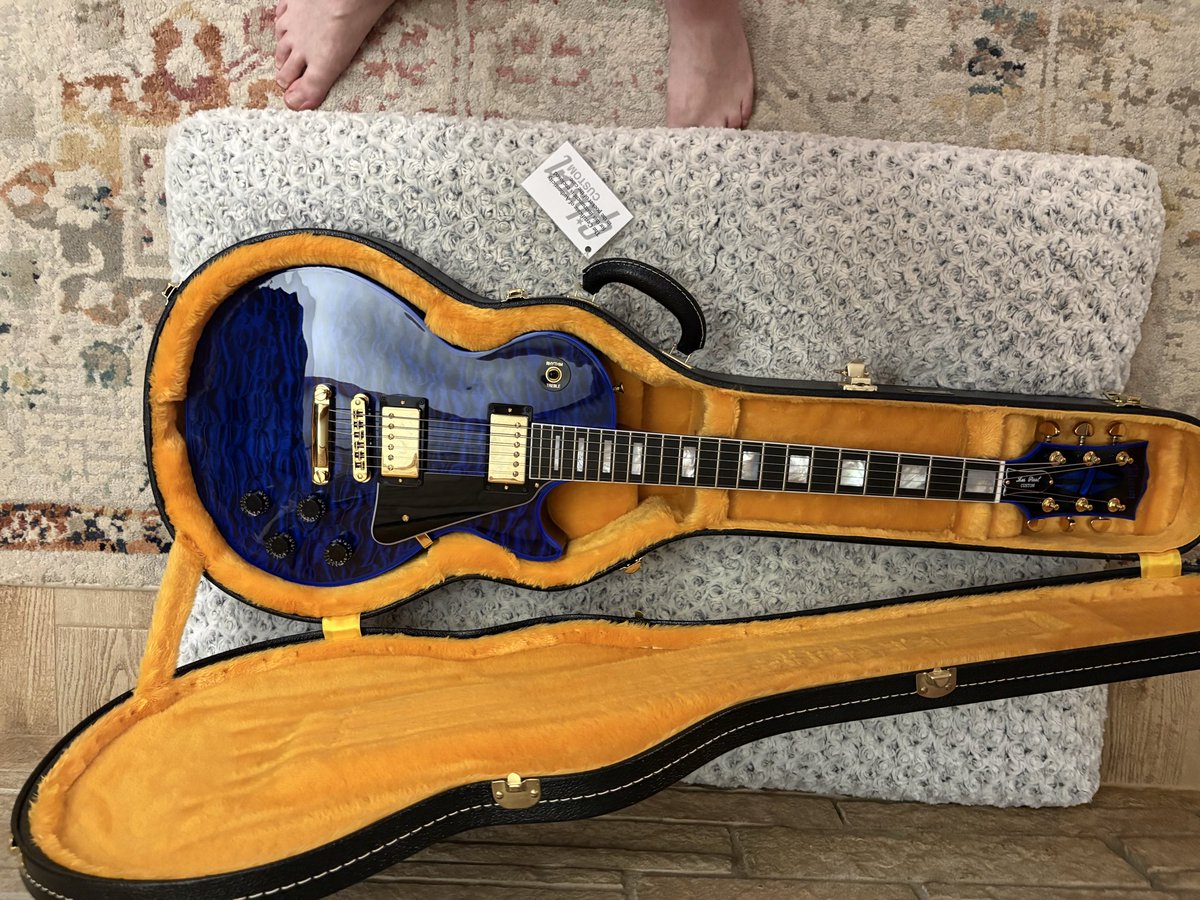 Rainman_68's tweet image. New Guitar Day, she had to sleep overnight. 😎