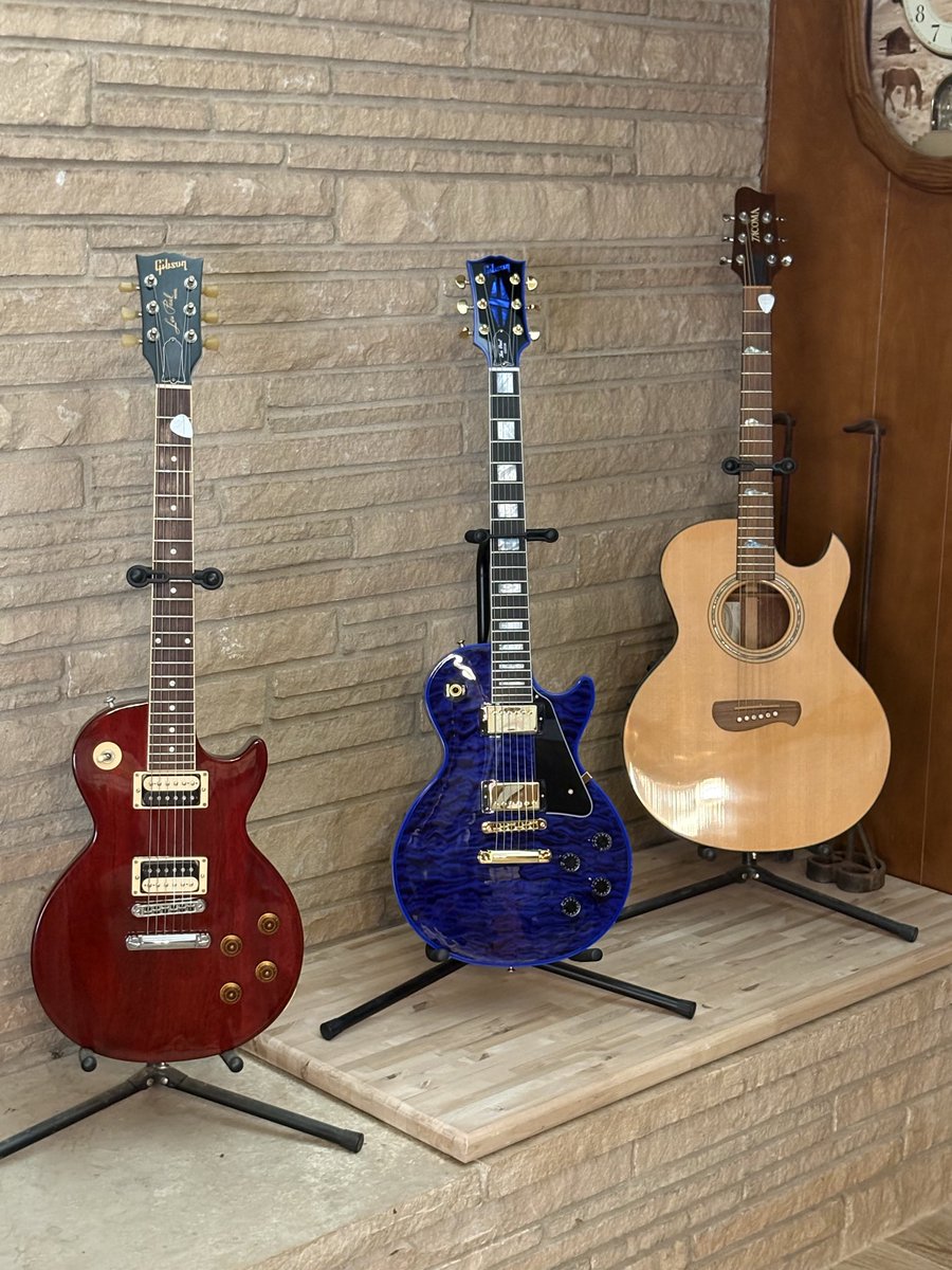 Rainman_68's tweet image. New Guitar Day, she had to sleep overnight. 😎