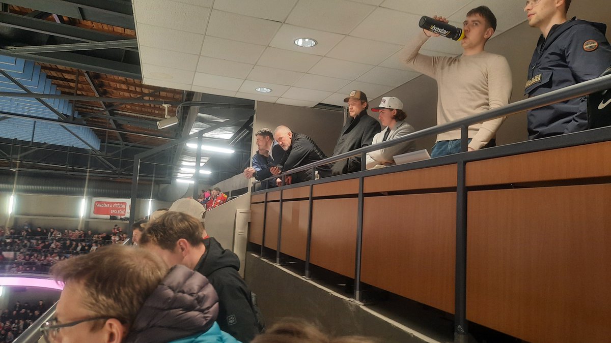 Nejdříve se obránce <a href="/HCPCE/">HC DYNAMO PARDUBICE</a> John Ludvig popral s klukama na hřišti, ale pak jako hodný syn přišel vše vysvětlit tátovi.