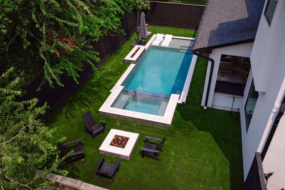 PlatinumPools's tweet image. Imagine a lush, green lawn that never needs mowing. The ultimate backyard hack.

#TurfLife #LowMaintenance #GreenBackyard