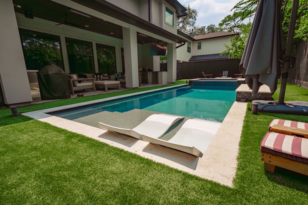 PlatinumPools's tweet image. Imagine a lush, green lawn that never needs mowing. The ultimate backyard hack.

#TurfLife #LowMaintenance #GreenBackyard