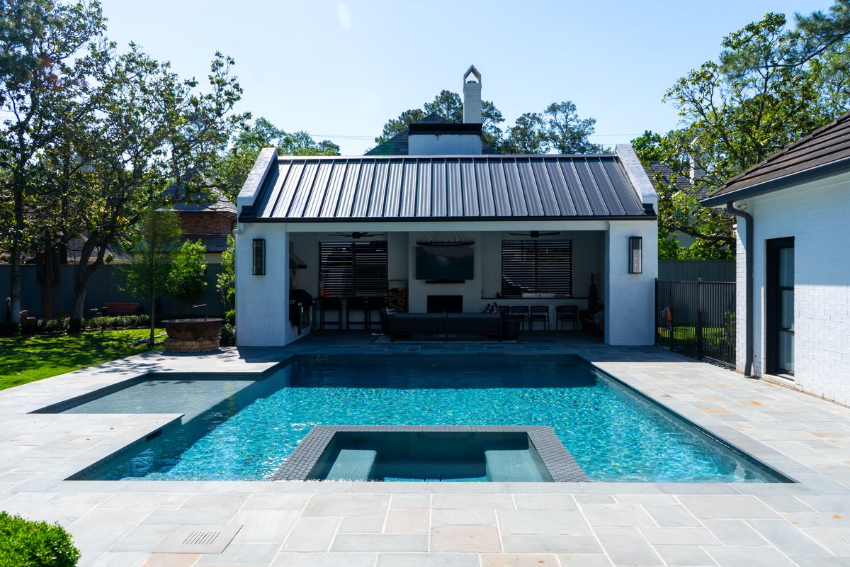 PlatinumPools's tweet image. A custom pergola adds the perfect architectural "wow" factor to your outdoor kitchen. ☀️

#PergolaDesign #OutdoorLiving #ShadeStructure