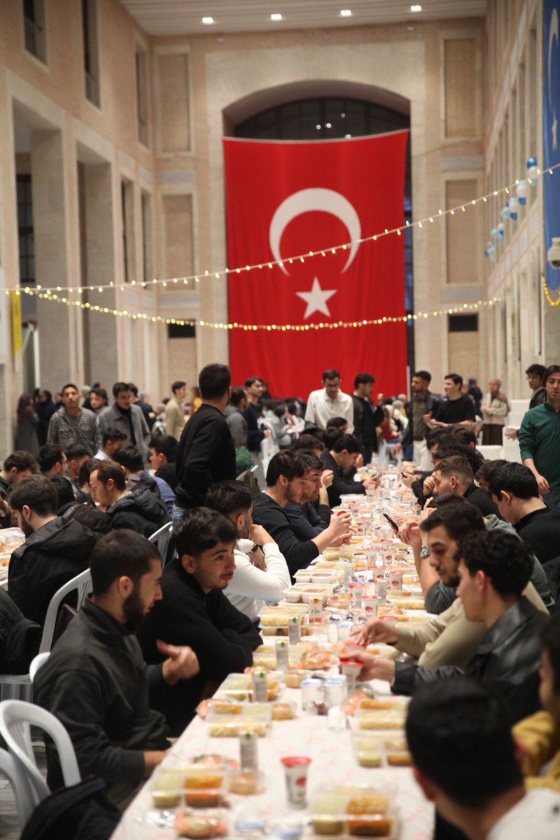 İstanbul Üniversitesi Beyazıt Kardeşlik İftarımızı Edebiyat Fakültemizin Şeref Holünde, ramazanın bereketiyle ve kardeşlik ikliminde gerçekleştirdik davetimize icabet eden tüm öğrenci arkadaşlarımıza teşekkür ederiz.