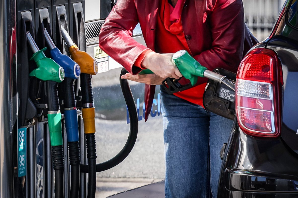 LBleuBlancRouge's tweet photo. Bon courage à toutes les infirmiers et infirmières libérales qui vont subir de plein fouet l’augmentation du prix des carburants. Elles ne pourront pas répercuter le prix sur leurs « clients ». 

Le carburant est un produit de première nécessité, si on était un pays souverain on pourrait réduire le taux de la TVA de 20% à 5.5% mais malheureusement la dictature de Bruxelles nous l’interdit..