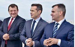 W oczekiwaniu na pociąg towarowy z pierwszą transzą SAFE.