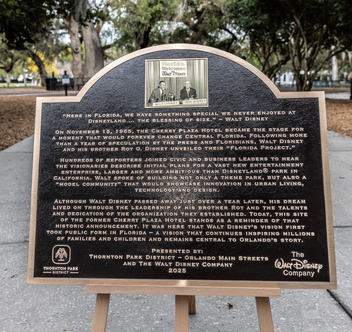 ThemeParkShark's tweet image. Orlando's Thornton Park District unveiled a commemorative plaque at the site where Walt and Roy Disney announced Walt Disney World in 1965. Mayor Buddy Dyer and WDW President Jeff Vahle attended the ceremony.

@DisneyParks @WaltDisneyWorld

#WaltDisneyWorld #DisneyHistory