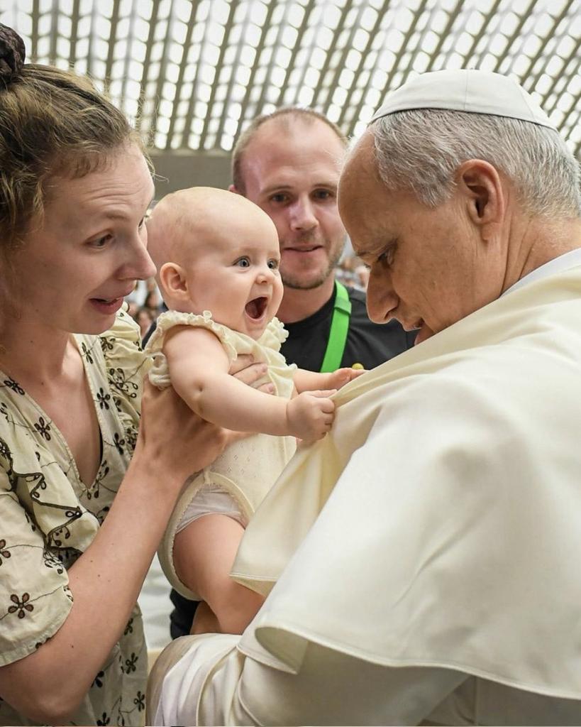 UcheMaryOkoli's tweet photo. This adorable baby held onto Pope LeoXIV and didn't want to let go🥺❤️. https://t.co/BSeN0desur