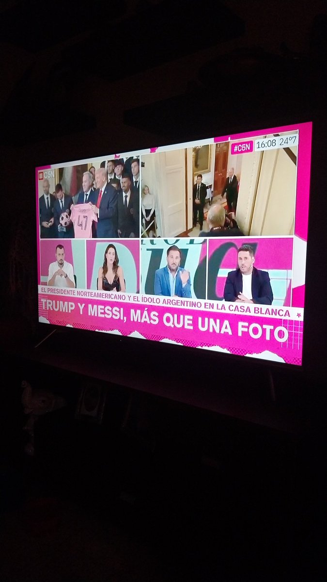 El contesto mundial no daba para risas, ni fotos con Tru..p. Las otras fotos con políticos eran poco relevante.  No son lo mismo. Ser Campeón del Mundo era mucho más importante que la Copita Rosa . Y no quiso foto con el presente de su país #C5N