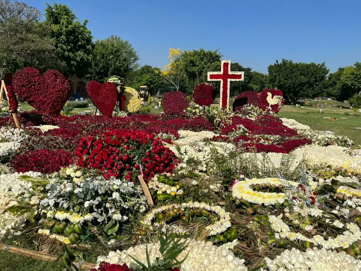 Riodoce_mx's tweet photo. Han transcurrido cuatro días desde que fue inhumado el #mecho y su #tumba aún conserva enormes arreglos florales, todos ellos, por supuesto, bajo el anonimato absoluto.
https://t.co/hMTINSiIE5 https://t.co/t6YMFKOQev