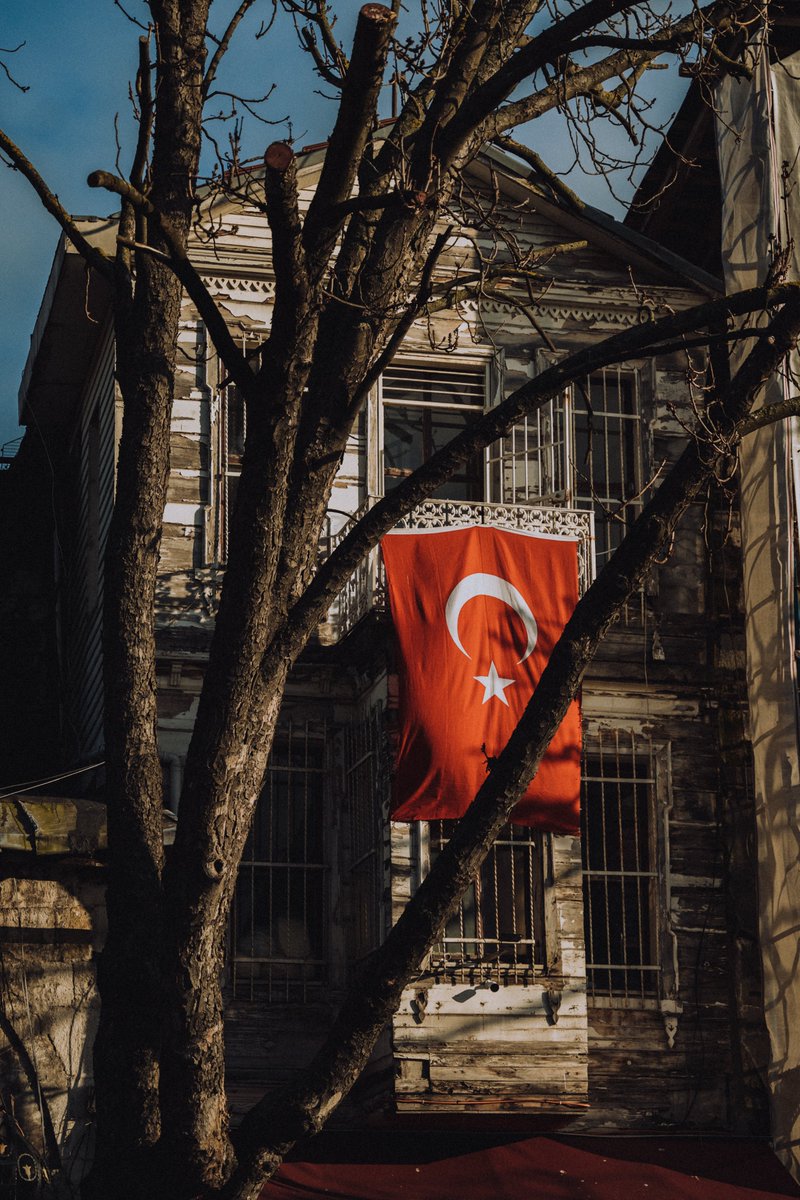 cihatid's tweet photo. biz ki ustasıyız vatan sevmenin
umut, saklımızda ölümsüz bayrak
kırmızı, kırmızı
dalga dalgadır. https://t.co/5ksWXmpnAV