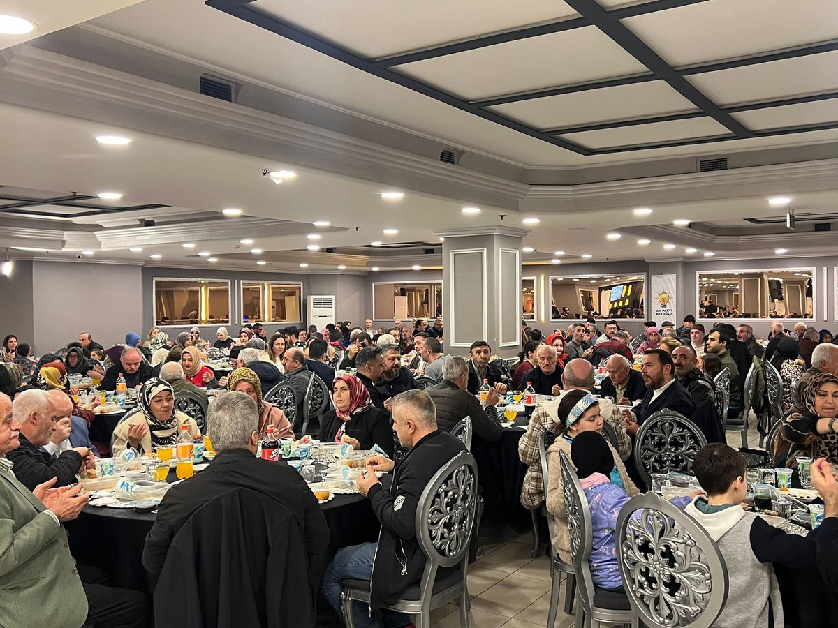 haydaraliyildiz's tweet photo. Önceki dönem İçişleri Bakanımız Süleyman Soylu ve Genel Başkan Yardımcımız Sevilay Tuncer ile birlikte, Beyoğlu İlçe Başkanlığımızın düzenlediği Vefa İftarı programında; davamıza farklı dönemlerde emek vermiş kıymetli yol ve dava arkadaşlarımızla bir araya geldik.

Bu hareket; inancı, kararlılığı ve millete hizmet sevdasıyla büyüyen büyük bir teşkilatın eseridir. Geçmişten aldığımız güçle, aynı inanç ve azimle yürümeye devam ediyoruz.

Bu anlamlı buluşmaya ev sahipliği yapan Beyoğlu İlçe Başkanımız Kasım Fırat’a teşekkür ediyorum.

Birliğimiz, beraberliğimiz ve davamız daim olsun. 🇹🇷