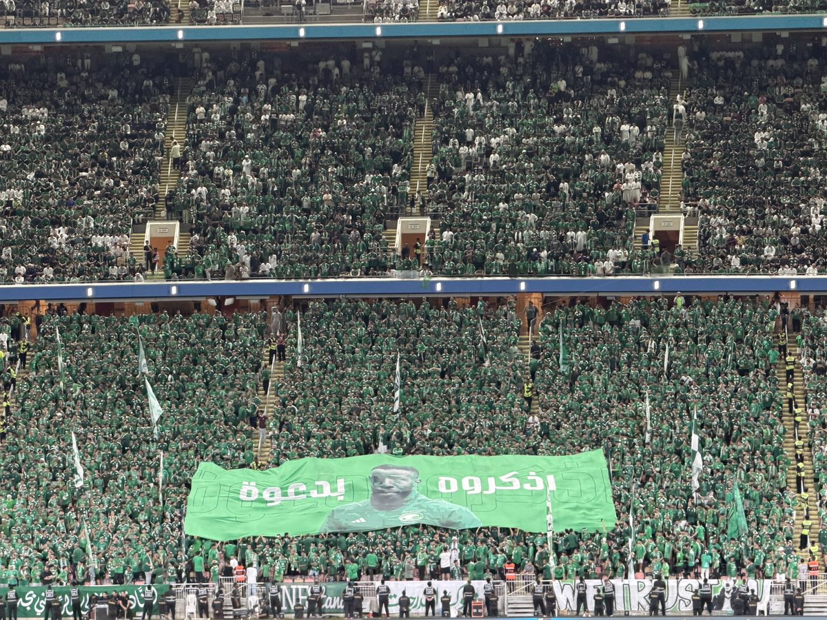 nawaf__oga's tweet photo. ترفع جماهير الاهلي بنر كتب عليه " اذكروه بدعوة " يتوسطه صورة لفهد المولد، لترد جماهير الاتحاد بالتصفيق.

#الاهلي_الاتحاد https://t.co/xPrDm01KTM
