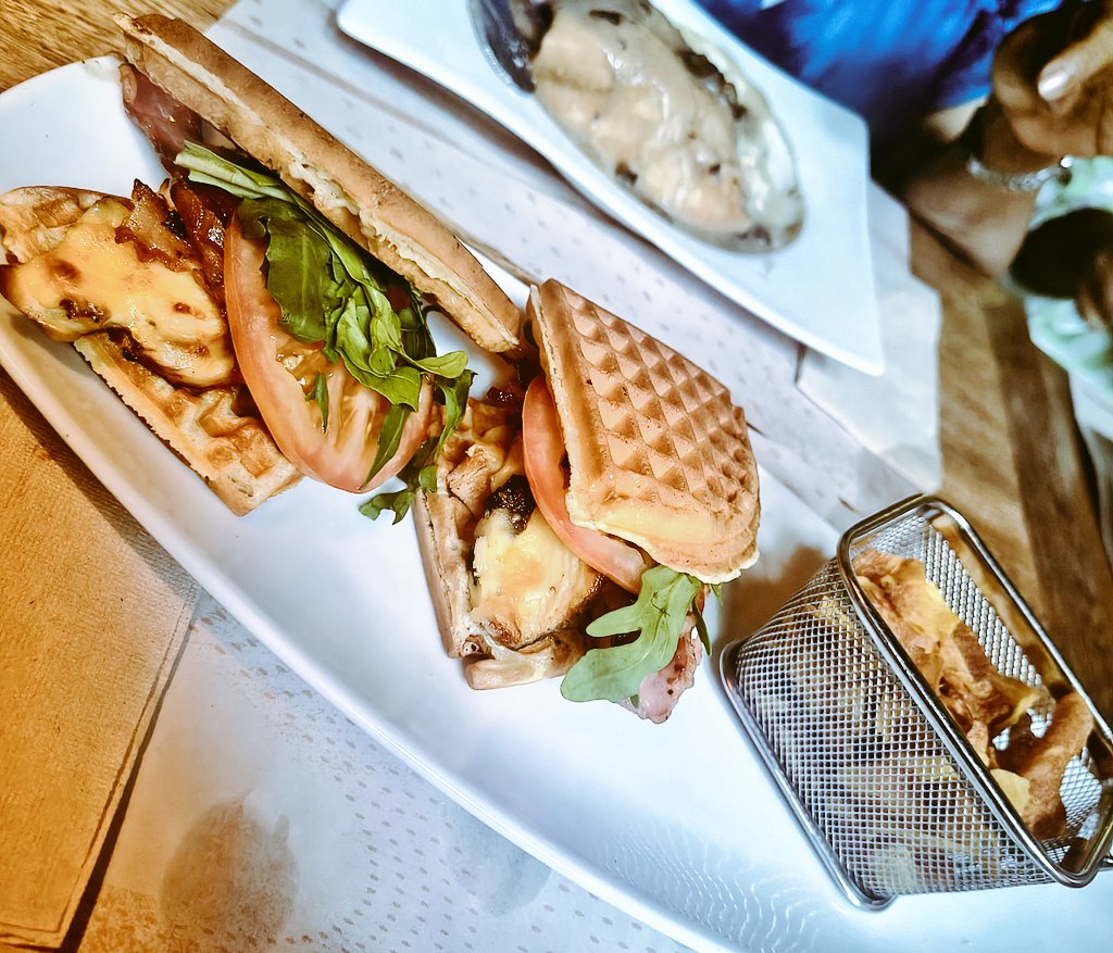 QUEEN1802's tweet photo. Waffle sandwich y aracacha chips con adición de syrup. #brunch 🥰 Ufff.... https://t.co/ECRqEM5FYv