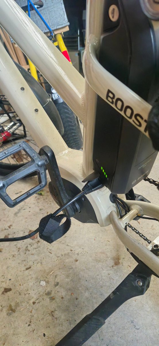 tim12rob's tweet photo. A good week to #ElectrifyEverything. Petrol stations, gas terminals, fuel crises? Not the future anyone needs. https://t.co/NnMHmFfMUA
