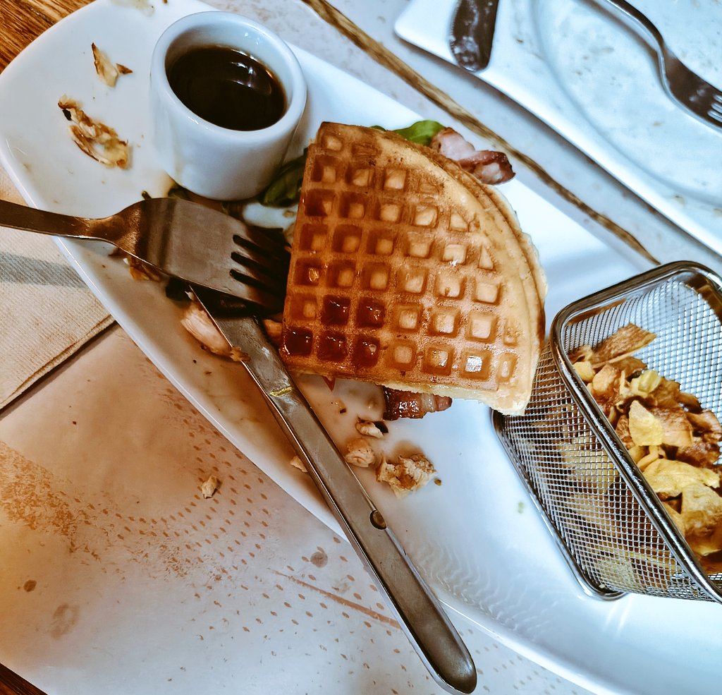 QUEEN1802's tweet photo. Waffle sandwich y aracacha chips con adición de syrup. #brunch 🥰 Ufff.... https://t.co/ECRqEM5FYv