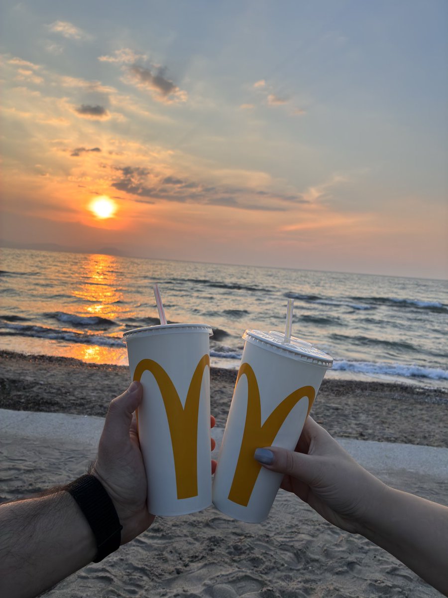 ilaydb_'s tweet photo. @enginsemsi İş çıkışı sahile gidip fastfood gömemiceksek neden kuşadasında yaşıyoruz ki https://t.co/EwQWSf1amN