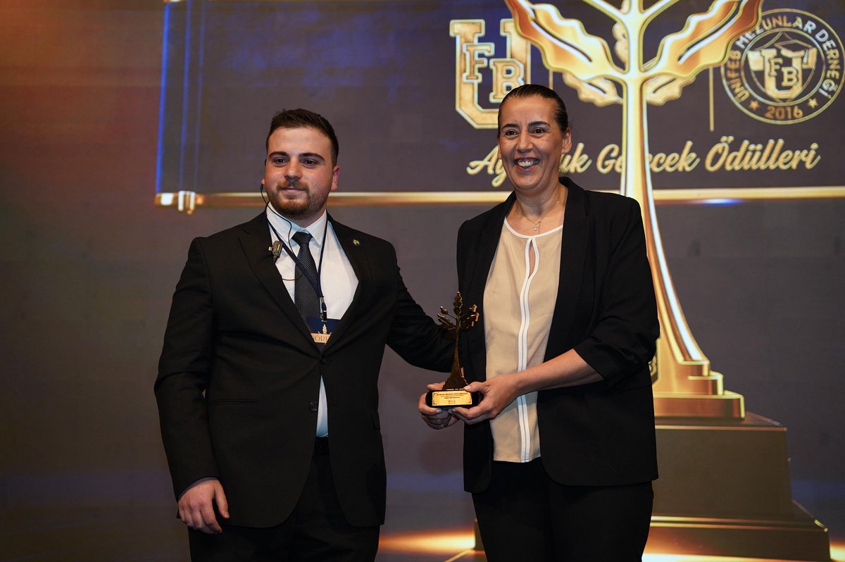 #AydınlıkGelecekÖdülleri2025 “Yılın Kadın Basketbolcusu Ödülü”nün sahibi Emma Meesseman! Ödülü onun adına teslim alan Fenerbahçe Opet Kadın Basketbol Takımı Genel Menajeri Sayın Arzu Özyiğit'e teşekkür ederiz.