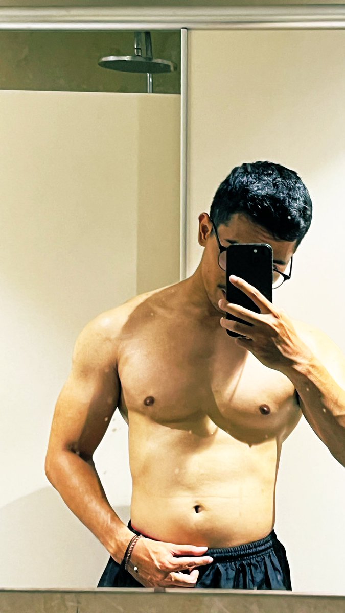 ZacMourne's tweet photo. @echoesofstatic_ The face vs the body

Selalu skip abs https://t.co/aNn93SaIQX