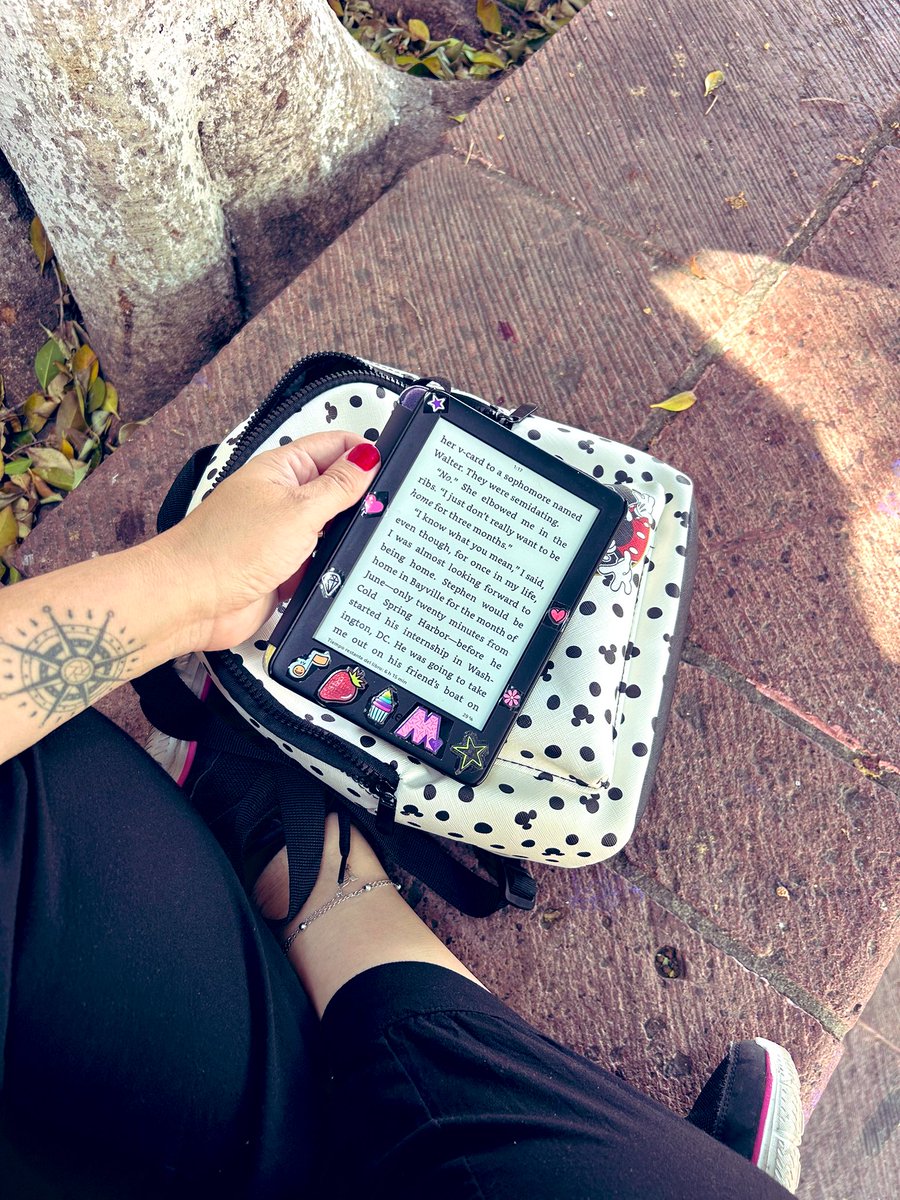 Esperando a que la Bendi salga de la secu para iniciar nuestro fin de semana de descontrol (tiene ensayos de vals, de canto y va ayudarme a preparar un pastel para la comida del domingo 🤭)