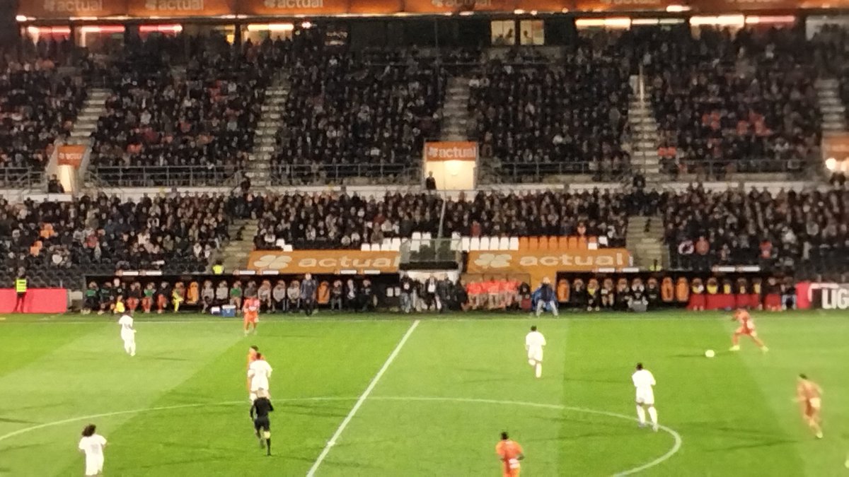Donc la seule stratégie qu'on a trouvé pour essayer de gagner un match, c'est d'échanger les bancs de touches et de récupérer celui de l'équipe qui gagne d'habitude...😭