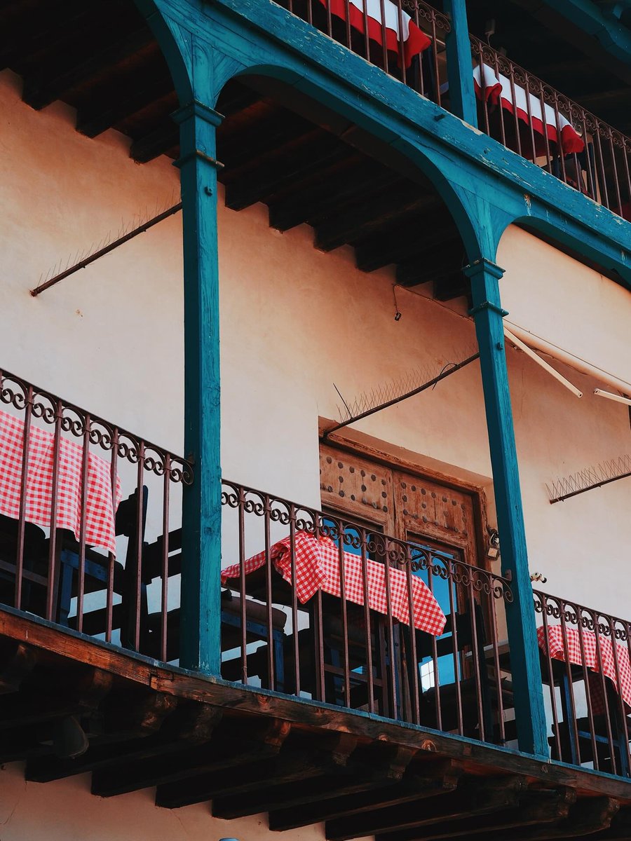 Este fin de semana, si te animas, podrás comer en uno de los claros de la Plaza Mayor de #Chinchón. ¡Te esperamos! 😉

📷 Marta Vilar