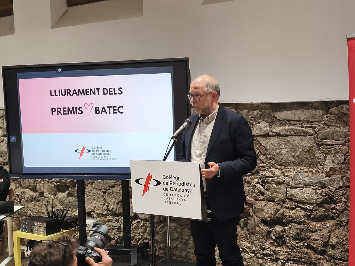 periodistes_cat's tweet photo. @jordideplanell @carlesjodar @Ampans @JosepGenesca @tvbergueda @elGanxoTV @LopezNorman44 @mossos 🎤 El degà del Col·legi, Joan Maria Morros, posa en valor en el seu discurs de cloenda la feina dels periodistes reconeguts als #PremisBatec, destacant l’impacte que tenen tant al territori com a nivell nacional. https://t.co/bp4HGjl5ka