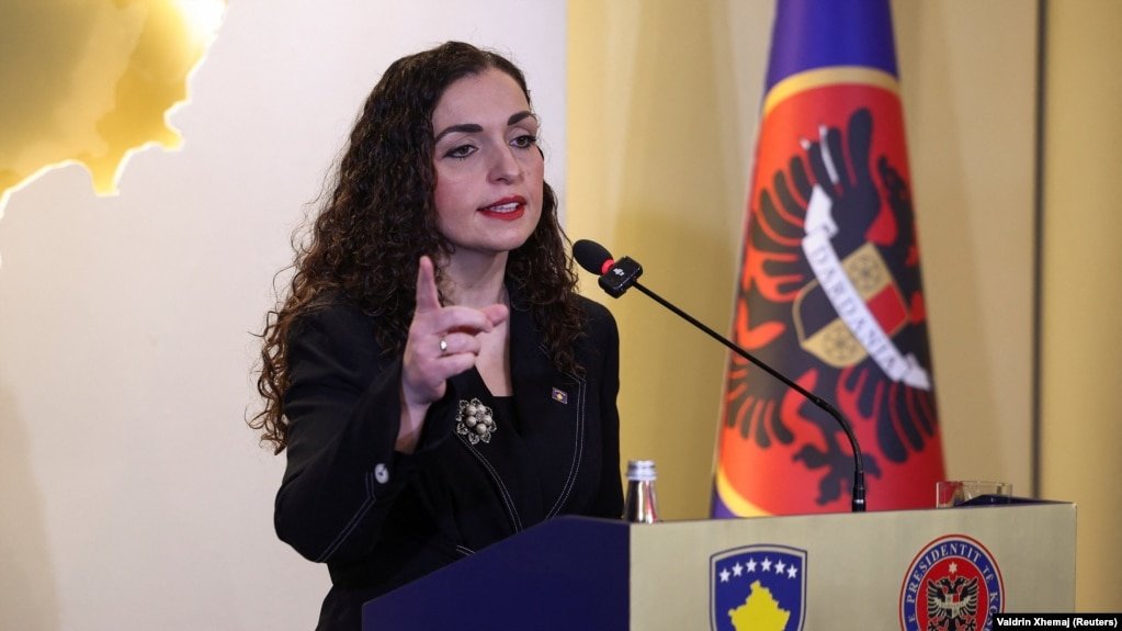 kos_data's tweet photo. 🇽🇰 President Vjosa Osmani vs PM Albin Kurti "war" has started:

- Osmani has issued a decree dissolving parliament and met with opposition parties to set a date for new snap general elections

- Kurti rejected Osmani’s decision to dissolve parliament, calling it unconstitutional and saying it will be challenged at the Constitutional Court
