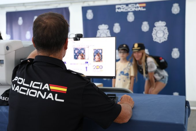 policia's tweet image. 📸Una foto tarda segundos en subirse…
pero el respeto dura siempre

Pide permiso antes de publicar imágenes de otras personas✅

#Consejos 
#Seguridad