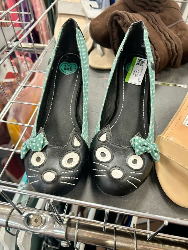 archivedlooks's tweet image. Charity shops have the best items