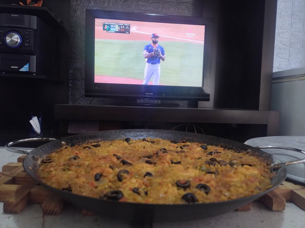 HanufarHugo's tweet photo. #WBCxteleven @guillearcay Buenas tardes, arrocito casero ligando a los nuestros. Saludos desde Guatire. ESTÁ BIEN ASI??? https://t.co/1dGjSWCBJt