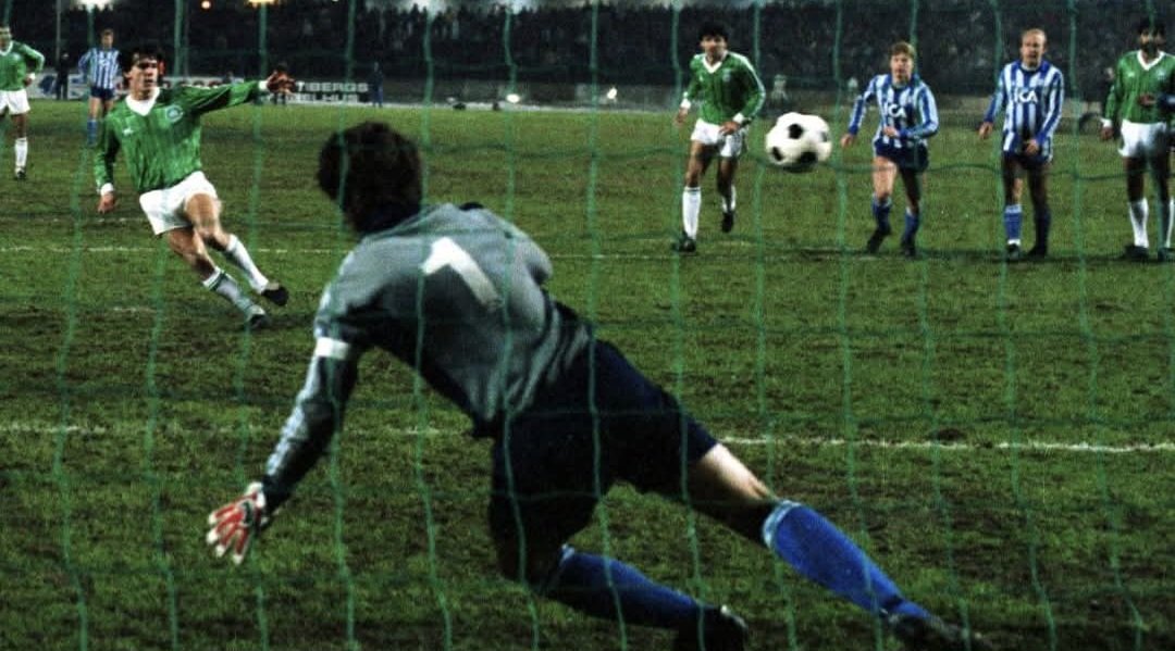 fussballgeekz's tweet photo. 6/3/1985: Dimitris Saravakos slams home ☘️ #Panathinaikos' ☘️ winning penalty in the Ullevi, #Gothenburg versus IFK in the 1984/85 EC QF, 1st Leg - 1-0 to #Trifylli.
The Kid would secure the #Athens club's place in the semis with a late penalty in the home leg - a 2-2 draw. https://t.co/itTsDv30qP