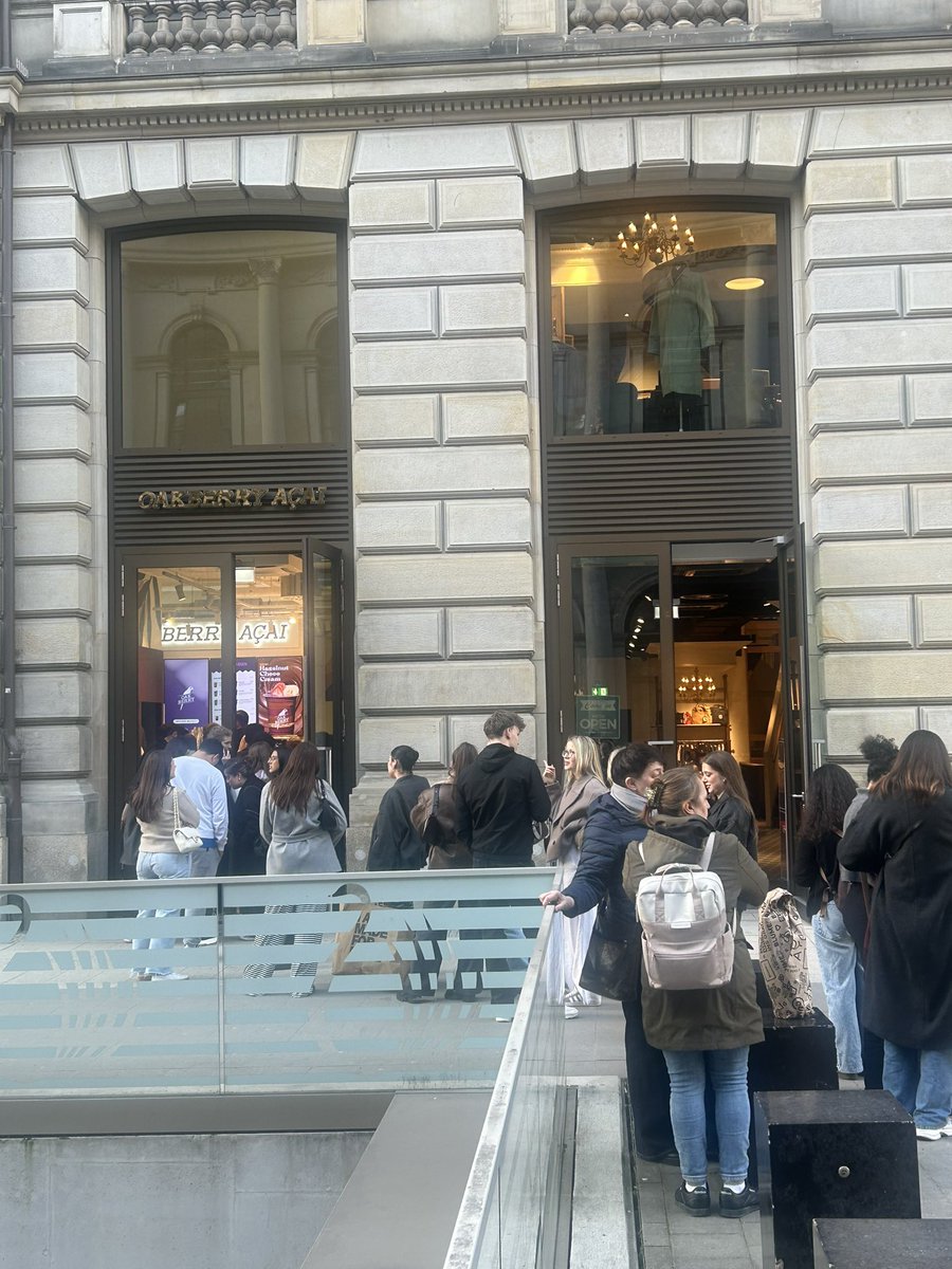 KerstenPeter2's tweet photo. Long Queue in front of #OAKBERRY AÇAÍ at the Old Wall in #Hamburg.
OAKBERRY is a typical "urban lifestyle magnet" format: vegan, visually strong, internationally known and extremely instagrammable. Exactly such concepts attract frequency to the city centre today. @retail https://t.co/OEmG1YP1IU
