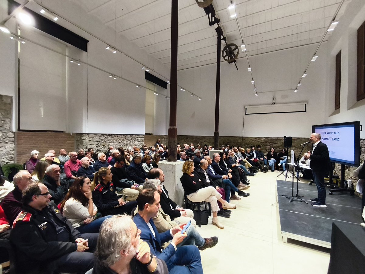periodistes_cat's tweet photo. @jordideplanell @carlesjodar @Ampans @JosepGenesca @tvbergueda @elGanxoTV @LopezNorman44 @mossos Clou l’acte l’alcalde de Manresa, @marc_aloy, amb un elogi al periodisme local i agraint a tots els premiats la seva tasca. #PremisBatec https://t.co/Fwk40X4LC2