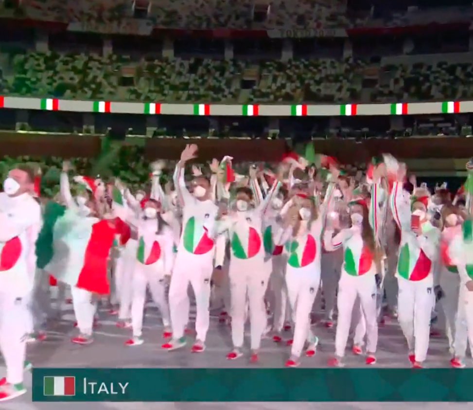 FabriElaPapera's tweet image. Che carini i Giapponesi che arrivano ancora col tricolore, perché l’Italia alle Olimpiadi di Tokyo aveva la divisa ispirata alla loro bandiera. 
🇮🇹🇯🇵
#OpeningCeremony #TeamJapan