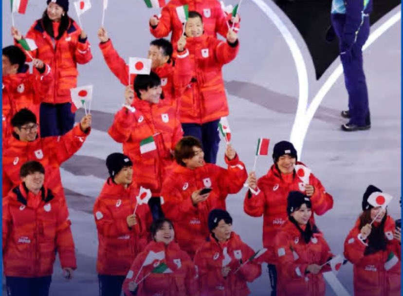 FabriElaPapera's tweet image. Che carini i Giapponesi che arrivano ancora col tricolore, perché l’Italia alle Olimpiadi di Tokyo aveva la divisa ispirata alla loro bandiera. 
🇮🇹🇯🇵
#OpeningCeremony #TeamJapan