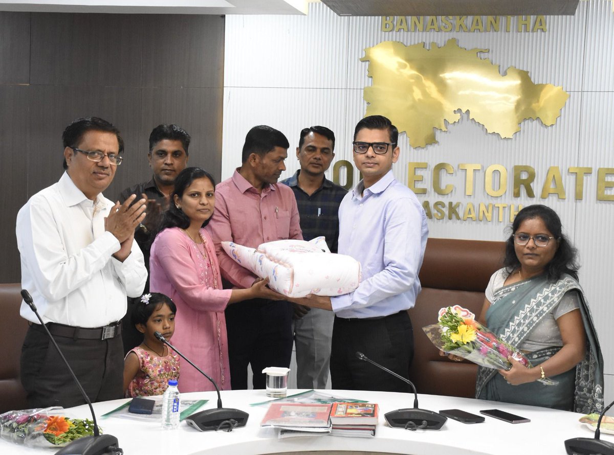 CollectorBK's tweet photo. આંતરરાષ્ટ્રીય મહિલા દિવસ ઉપક્રમે કલેક્ટર કચેરીમાં “આવો, દીકરી જન્મના વધામણા કરીએ” સંદેશ સાથે દીકરીઓના સન્માનનો ઉષ્માભર્યો પ્રસંગ ઉજવાયો.લાડલી ગિફ્ટ યોજના અંતર્ગત પ્રતિભાશાળી દીકરીઓને પ્રોત્સાહિત કરી તેમના સપનાઓને નવી ઉડાન આપવા નાનકડું પરંતુ અર્થપૂર્ણ પગલું ભરાયું.@CMOGuj l https://t.co/qwEREvVy3z