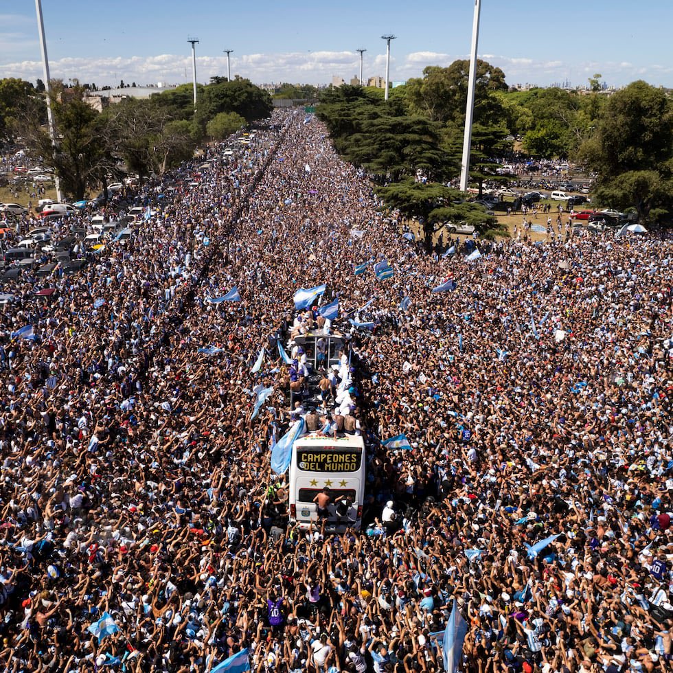 Ahí me hacen cambiar de opinión sobre Messi eh. El tipo juega al FÚTBOL, ganó lo máximo que se puede ganar a nivel selecciones y la trajo para festejar con la gente. Hizo feliz a todo un país.

El error es pedirle algo que no le corresponde. Juega a la pelotita. Y enaltecer a