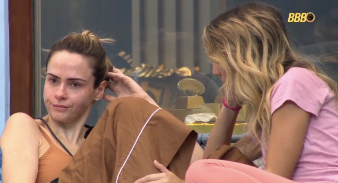 samira_sagr's tweet image. Samira foi até a varanda consolar Ana Paula, que estava chorando. 

Ana desabafa que o jogo perdeu a graça pra ela, que sente que ninguém quer jogar com ela lá dentro e que só trazem questões de fora que podem acabar prejudicando ela no jogo.

Bora mandar muitas energias