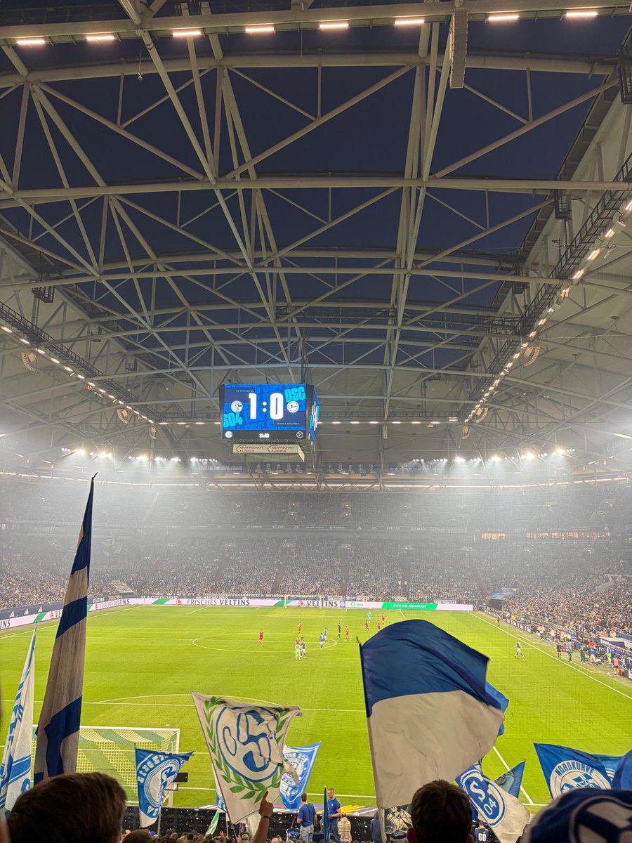 Raultelaar's tweet photo. Gott sei Dank @kumpel0494 @s04 @CharlysErbe https://t.co/l4m1XdjYNw