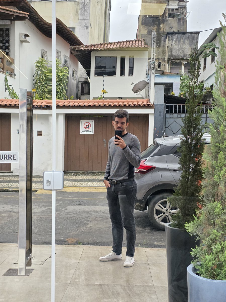 vinypb's tweet photo. Eu tô amando trabalhar sem farda pq estou me sentindo no Diabo Veste Prada usando todo dia um look diferente kkkkkk https://t.co/WEbw9OYAHJ