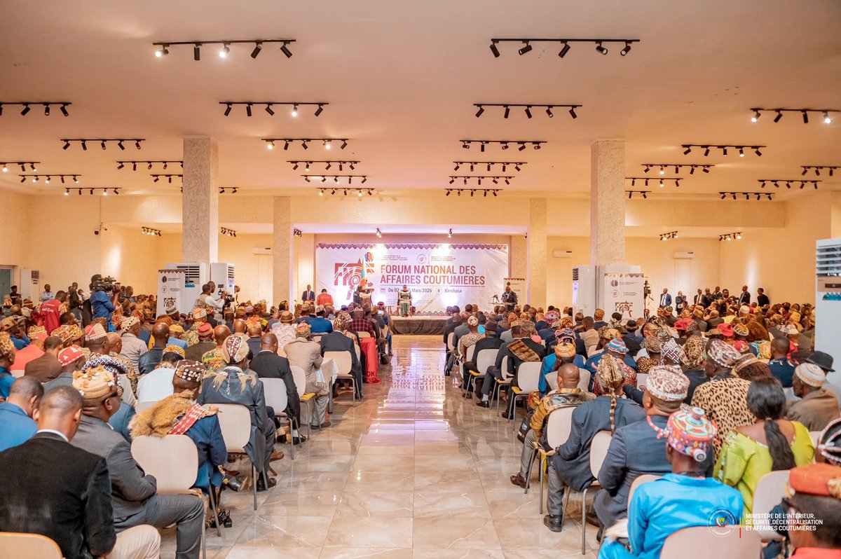 shabani_lukoo's tweet photo. 🇨🇩 RDC | Forum National des Affaires Coutumières

Jeudi 05/03/25 nous avons d’abord pris part à l’audience accordée à la délégation officielle du Forum des Rois et Chefs Traditionnels d’Afrique par le Président de la République, Félix-Antoine Tshisekedi. Le Chef de l’État a encouragé les Majestés venues de plusieurs pays africains ( Ghana 🇬🇭, Mali 🇲🇱,  Angola 🇦🇴, Kenya 🇰🇪, République du Congo 🇨🇬) dans leur rôle de relais entre l’État et les communautés locales.

Par la suite nous avons participé à la cérémonie de clôture du FNAC présidée par la Première Ministre Judith Suminwa, après quatre jours de travaux ayant réuni plus de 600 chefs coutumiers, accompagnés des 26 gouverneurs de provinces. Ces assises ont formulé plusieurs recommandations pour renforcer la gouvernance coutumière, la cohésion communautaire et la paix.

👉 Suivre la cérémonie de clôture en images ⤵️
