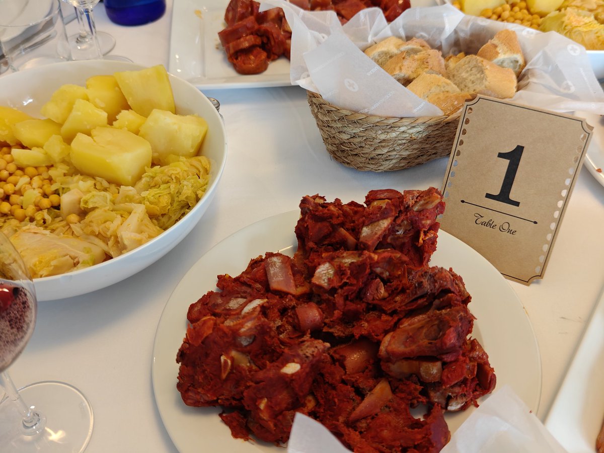 fernandotascon's tweet photo. La celebración del botillo de las bodegas  @HispanoSuizas es una gozada valenciano-berciana digna de disfrutar sin medida.

Gracias a nuestro anfitrión, @PabloOssorio por invitarnos a conocer una fiesta única https://t.co/abQzvXEa3I