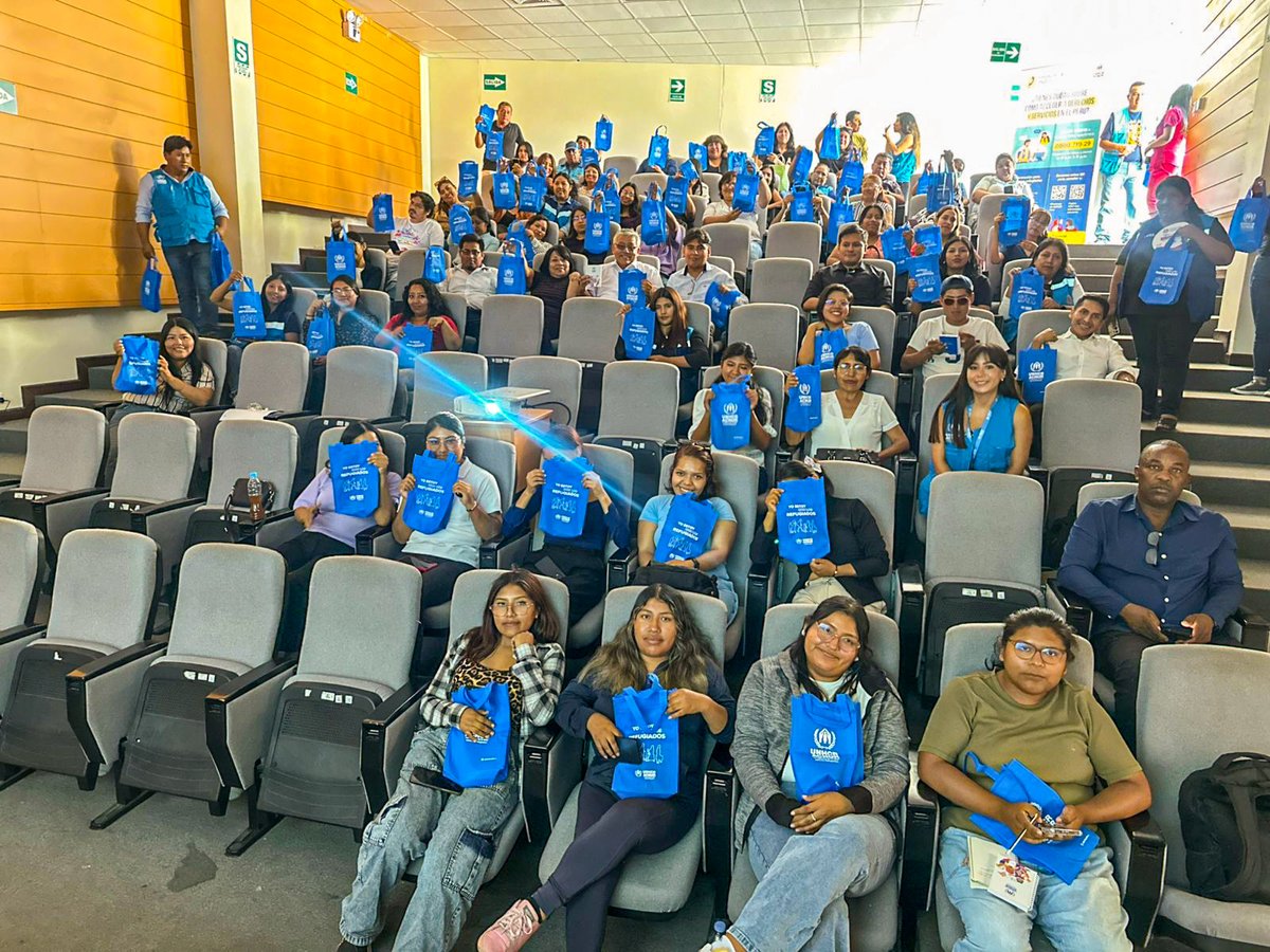 ACNURPeru's tweet photo. Más preparación significa más protección para las mujeres.💜

En #Tacna, 67 funcionarios de la Municipalidad de Gregorio Albarracín participaron en una formación de ACNUR sobre derechos de las personas refugiadas y prevención de la violencia contra las mujeres.

#ConLasRefugiadas https://t.co/HsJHqdoJ8E