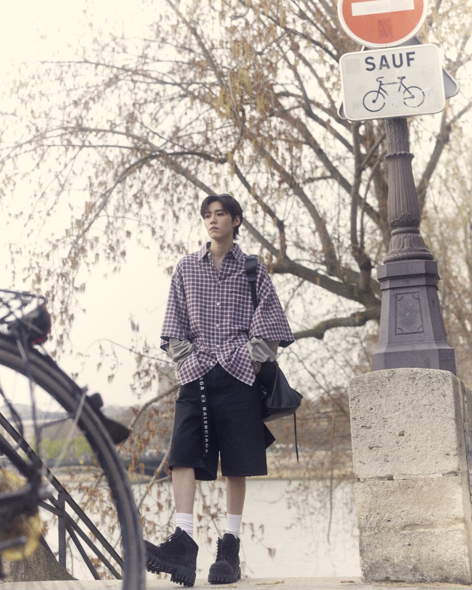 PPKrit_Ent's tweet photo. Fashion that doesn't ask for attention, it owns it. 📸 #BalenciagaWinter26xPPKrit

PP KRIT X BALENCIAGA WINTER 26
#BalenciagaWinter26Show 
#Balenciaga #PFW 
#PPKritt
-----

​แบรนด์แอมบาสเดอร์คนสำคัญ พีพี กฤษฏ์ อำนวยเดชกรปรากฏตัวในโททัลลุคของ Balenciaga ที่กรุงปารีส ก่อนร่วมชมโชว์ Balenciaga Winter 26 ClairObscur โดยสวมไอเท็มใหม่ล่าสุดจากคอลเล็กชัน Summer 26 เสื้อเชิ้ตรุ่น Wrong Sleeve Shirt กางเกงขาสั้นรุ่น Belted Shorts แมตช์คู่กับกระเป๋าหนังลูกวัว Ultralight สีดำรุ่น Le City รุ่นใหม่ล่าสุด และคอมพลีตลุคด้วยรองเท้าบูตรุ่น Combat Strike

✶ Balenciaga Winter 26 Show ✶
7 MAR 2026 | 8 PM (GMT+2)
8 MAR 2026 | 2 AM (GMT+7) 

ติดตามรับชมแฟชั่นโชว์ผ่านทางช่องทางโซเชียลมีเดียและเว็บไซต์ของ Balenciaga