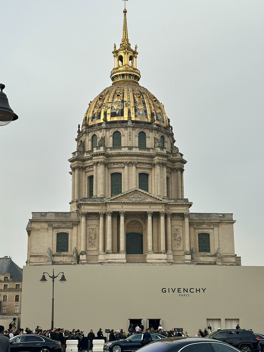JCTrehan's tweet image. Superbe défilé @givenchy signé Sarah Burton ce vendredi aux Invalides. 
#PFW26 #Givenchy #LVMH