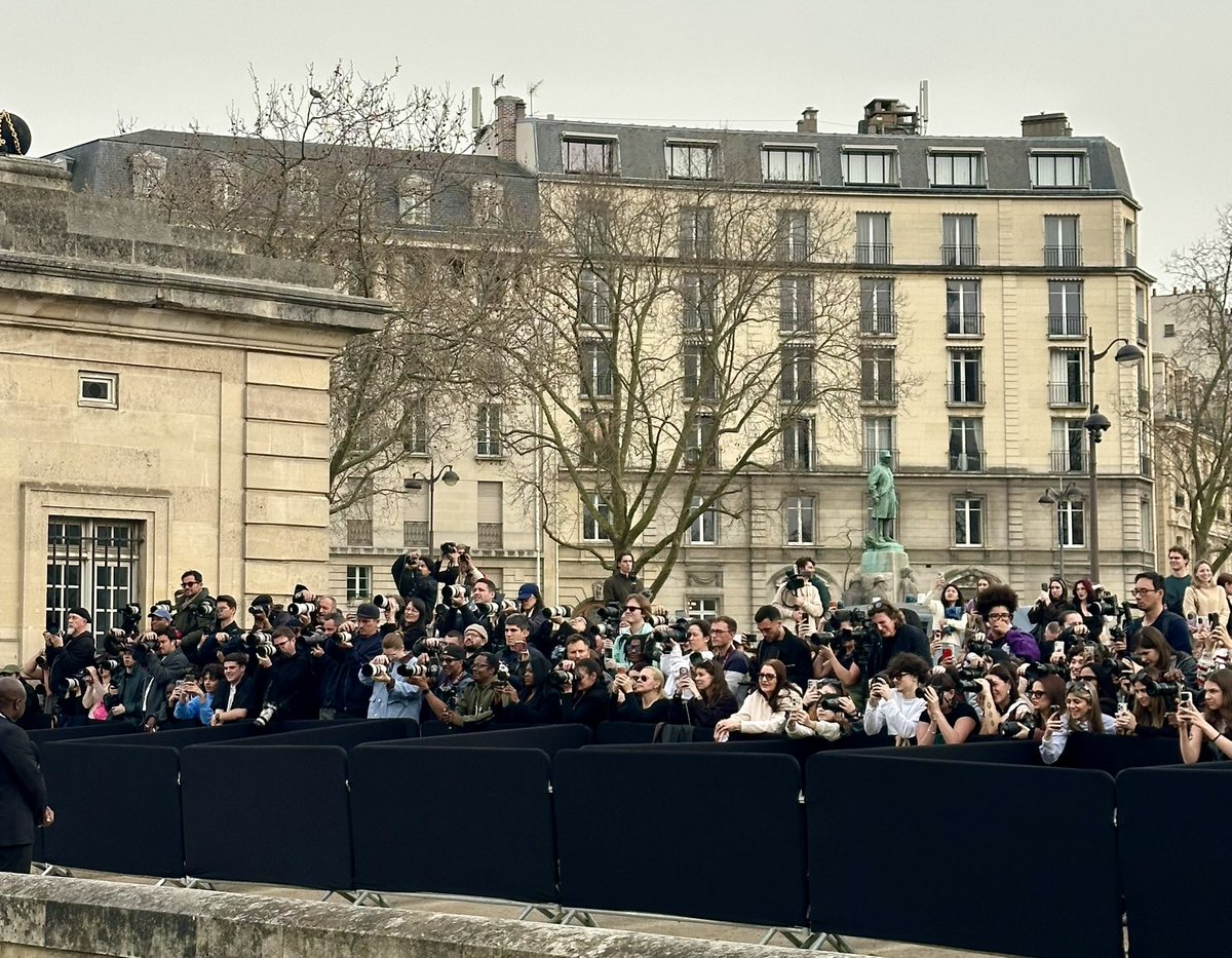 JCTrehan's tweet image. Superbe défilé @givenchy signé Sarah Burton ce vendredi aux Invalides. 
#PFW26 #Givenchy #LVMH