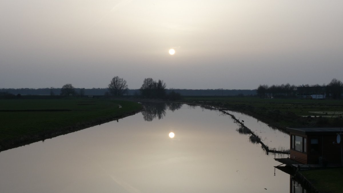 BjT_weer's tweet photo. Goedenavond
@grootheerenveen @OmropNijs @lc_nl @KNMI @weerverteller @janvissersweer @Alpenweerman @RaymondKlaassen @MeteoVoorne @weermanrobert @helgavanleur @StormchaserNL
Een versluierde #zonsondergang door #saharastof vanavond boven #DeTjonger bij @Heerenveen #Friesland https://t.co/z36BqPd8Tq