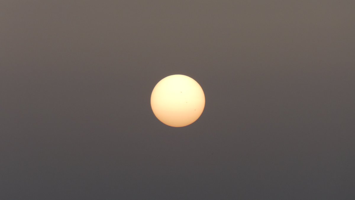 BjT_weer's tweet photo. Goedenavond
@grootheerenveen @OmropNijs @lc_nl @KNMI @weerverteller @janvissersweer @Alpenweerman @RaymondKlaassen @MeteoVoorne @weermanrobert @helgavanleur @StormchaserNL
Een versluierde #zonsondergang door #saharastof vanavond boven #DeTjonger bij @Heerenveen #Friesland https://t.co/z36BqPd8Tq